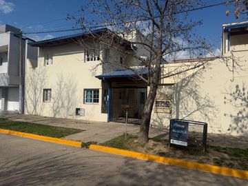 Departamento en alquiler, amplio, de un dormitorio con cochera y todos los servicios. Zona UTN.