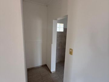 Departamento en alquiler, amplio, de un dormitorio con cochera y todos los servicios. Zona UTN.