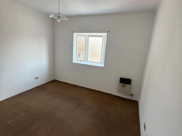 Departamento en alquiler, amplio, de un dormitorio con cochera y todos los servicios. Zona UTN.