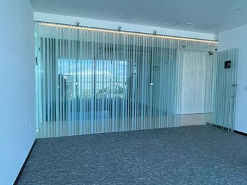 | Nueva oficina amueblada en renta, en moderna torre. |
