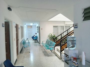 Oficina o consultorio para profesionales sobre la avenida Roosevelt