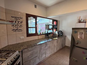 VENTA CASA 2 DORM- 310 m2 B° BAJO LA VIÑA