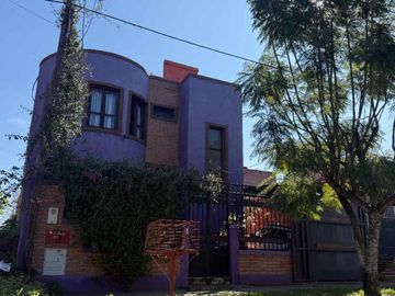 VENTA CASA 2 DORM- 310 m2 B° BAJO LA VIÑA