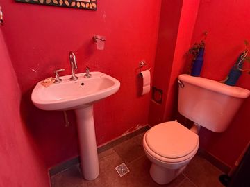 VENTA CASA 2 DORM- 310 m2 B° BAJO LA VIÑA
