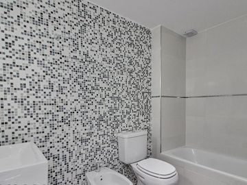 VENTA DEPTO 2 AMB. EN V. URQUIZA C/ BALCON Y PATIO