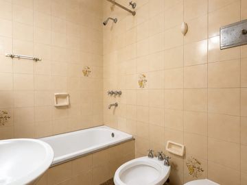Venta Casa 4 Ambientes con Cochera y patio/ Morón