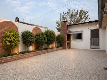 Venta Casa 4 Ambientes con Cochera y patio/ Morón