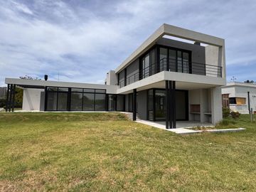 Moderna casa a estrenar sobre lote en esquina en dos plantas | San Matías | Maschwitz | Escobar