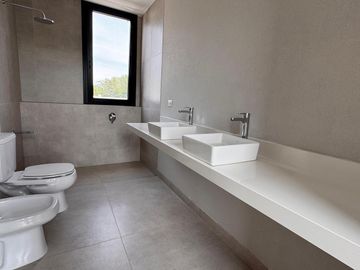 Moderna casa a estrenar sobre lote en esquina en dos plantas | San Matías | Maschwitz | Escobar