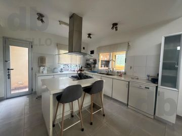 Casa en venta en Barrio Estancia Smithfield, sobre lote central