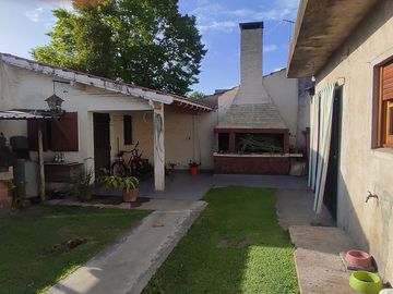 Casa en venta de 3 ambientes edificado sobre 2 lotes de terreno