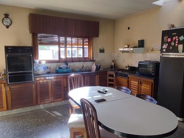 Casa en venta de 3 ambientes edificado sobre 2 lotes de terreno