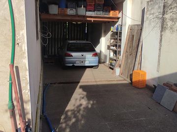 Casa en venta de 3 ambientes edificado sobre 2 lotes de terreno