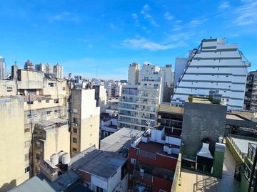 Monoambiente en piso alto y en excelente ubicacion!!