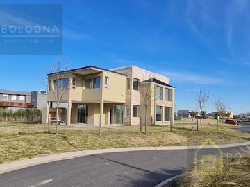 Casa al lago en Puertos del Lago Escobar  Araucarias