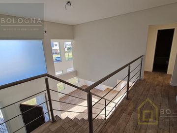 Casa al lago en Puertos del Lago Escobar  Araucarias