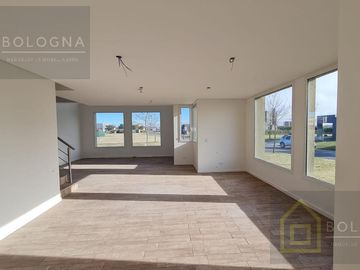 Casa al lago en Puertos del Lago Escobar  Araucarias
