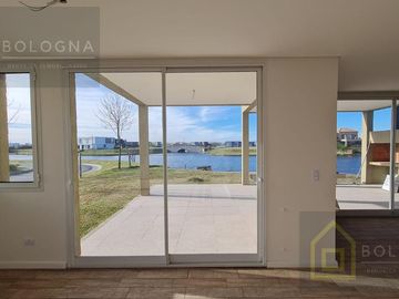 Casa al lago en Puertos del Lago Escobar  Araucarias