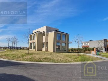 Casa al lago en Puertos del Lago Escobar  Araucarias