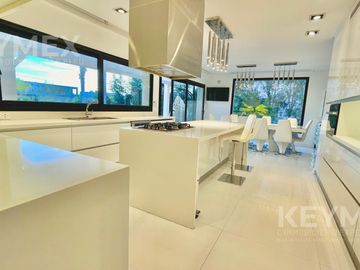 Casa en alquiler en barrio cerrado El Yacht, 4 habitaciones, amarra al agua