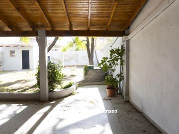 Casa con amplio parque en venta Roca 1700, Neuquén