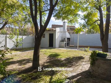 Casa con amplio parque en venta Roca 1700, Neuquén