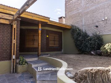 Casa con amplio parque en venta Roca 1700, Neuquén