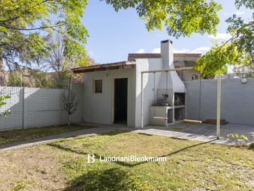 Casa con amplio parque en venta Roca 1700, Neuquén