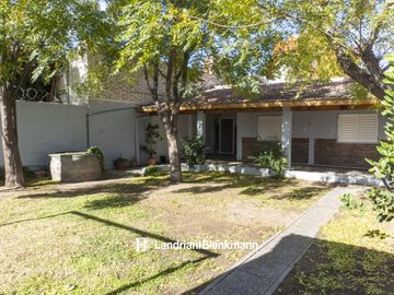 Casa con amplio parque en venta Roca 1700, Neuquén