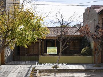 Casa con amplio parque en venta Roca 1700, Neuquén