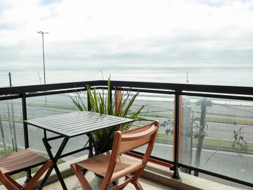 VENTA 2 AMBIENTES CON COCHERA CUBIERTA Y BAULERA FRENTE AL MAR A ESTRENAR