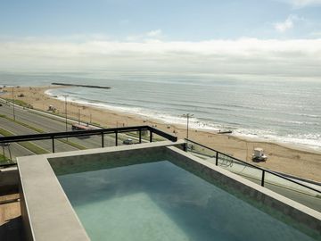 VENTA 2 AMBIENTES CON COCHERA CUBIERTA Y BAULERA FRENTE AL MAR A ESTRENAR