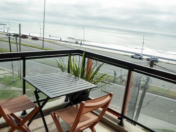 VENTA 2 AMBIENTES CON COCHERA CUBIERTA Y BAULERA FRENTE AL MAR A ESTRENAR