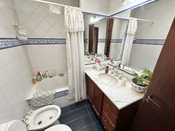 Casa en Venta de 6 amb. Patio con quincho y parrilla. Cochera. En pleno Centro Zárate