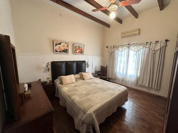 Casa en Venta de 6 amb. Patio con quincho y parrilla. Cochera. En pleno Centro Zárate