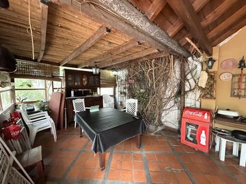 Casa en Venta de 6 amb. Patio con quincho y parrilla. Cochera. En pleno Centro Zárate