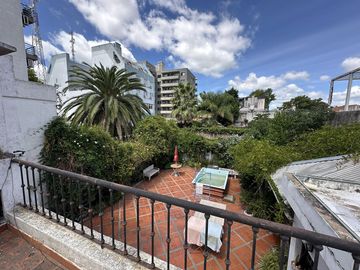 Casa en Venta de 6 amb. Patio con quincho y parrilla. Cochera. En pleno Centro Zárate