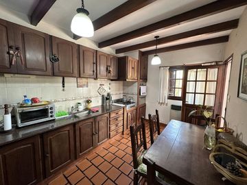 Casa en Venta de 6 amb. Patio con quincho y parrilla. Cochera. En pleno Centro Zárate