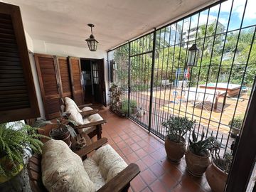 Casa en Venta de 6 amb. Patio con quincho y parrilla. Cochera. En pleno Centro Zárate