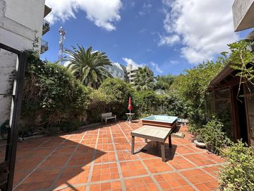 Casa en Venta de 6 amb. Patio con quincho y parrilla. Cochera. En pleno Centro Zárate