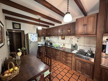 Casa en Venta de 6 amb. Patio con quincho y parrilla. Cochera. En pleno Centro Zárate