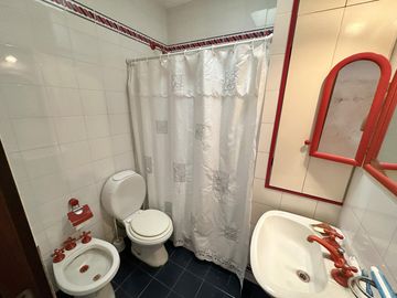 Casa en Venta de 6 amb. Patio con quincho y parrilla. Cochera. En pleno Centro Zárate