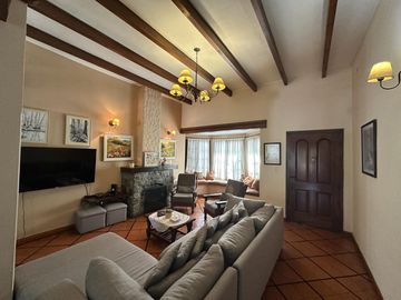 Casa en Venta de 6 amb. Patio con quincho y parrilla. Cochera. En pleno Centro Zárate