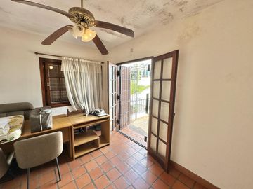 Casa en Venta de 6 amb. Patio con quincho y parrilla. Cochera. En pleno Centro Zárate