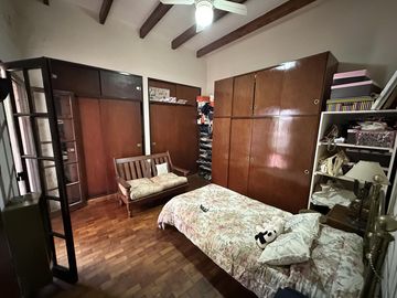 Casa en Venta de 6 amb. Patio con quincho y parrilla. Cochera. En pleno Centro Zárate