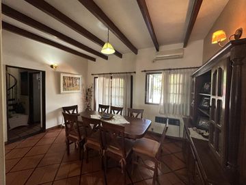 Casa en Venta de 6 amb. Patio con quincho y parrilla. Cochera. En pleno Centro Zárate