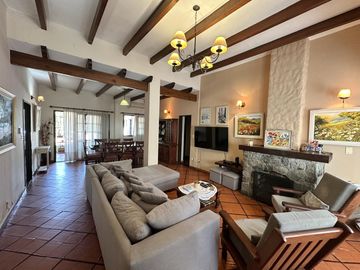 Casa en Venta de 6 amb. Patio con quincho y parrilla. Cochera. En pleno Centro Zárate