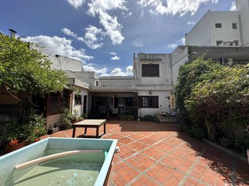 Casa en Venta de 6 amb. Patio con quincho y parrilla. Cochera. En pleno Centro Zárate
