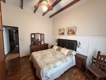 Casa en Venta de 6 amb. Patio con quincho y parrilla. Cochera. En pleno Centro Zárate