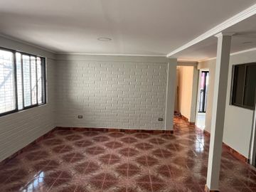 SE VENDA CASA A DIEZ MIN A METRO C CARO SOLO CONTADO
